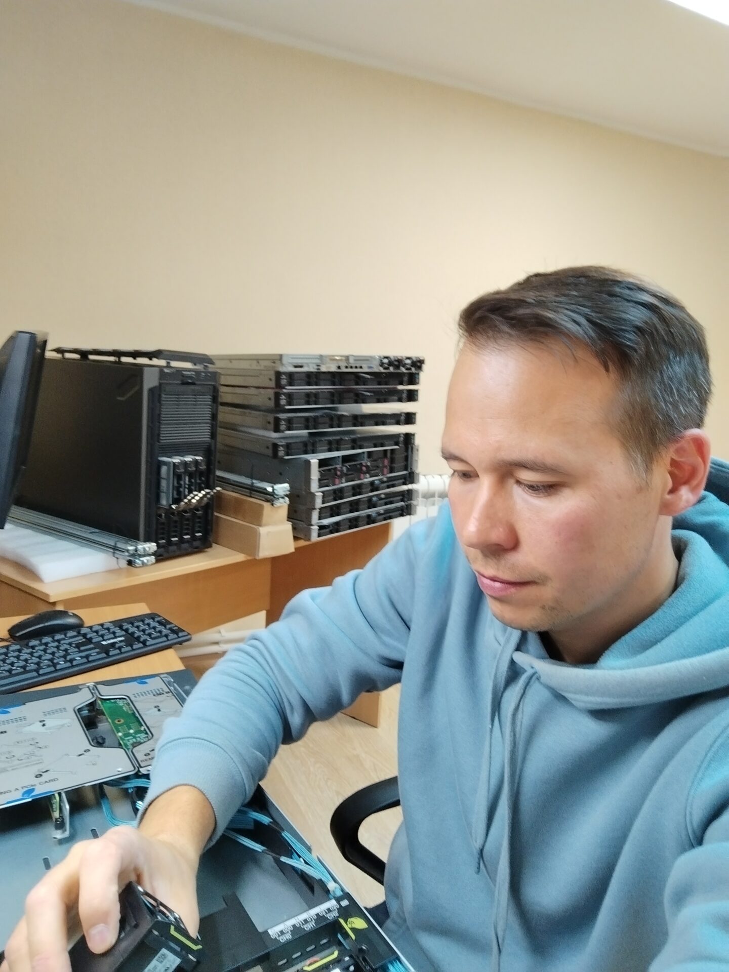 Инженер за настройкой оборудования